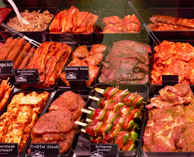 Fleischerei Jurich eine kleine Grillfleisch Auswahl, Fleischerei, Neuland, Verantwortungsbewusst Geniessen, Produktionsstätte, Wurstwaren, Mittagstisch, Feinkostsalate, Winsen Luhe, Lüneburg, artgerecht, artgemäss, Tierwohl, mit Liebe gemacht, regional, Nachhaltigkeit, nachhaltig, familiär transparent, Genusshandwerk, 1899, Im Dienst ihre Kunden